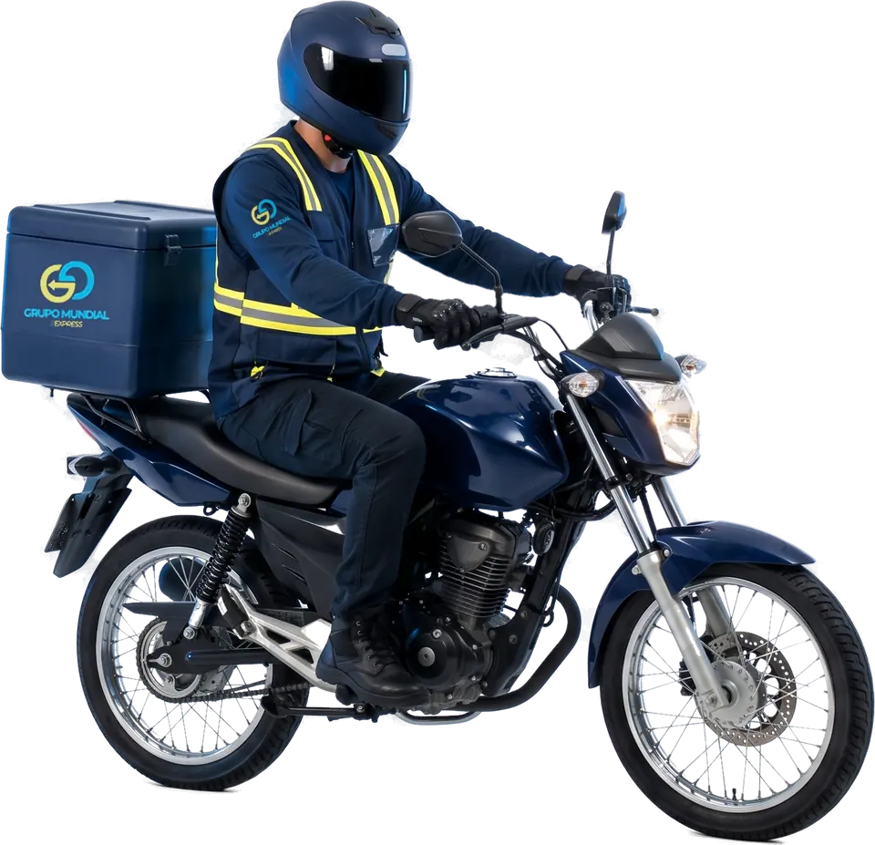 Motoboy do Grupo Mundial Express com baú e uniforme da empresa, pronto para entregas em Curitiba